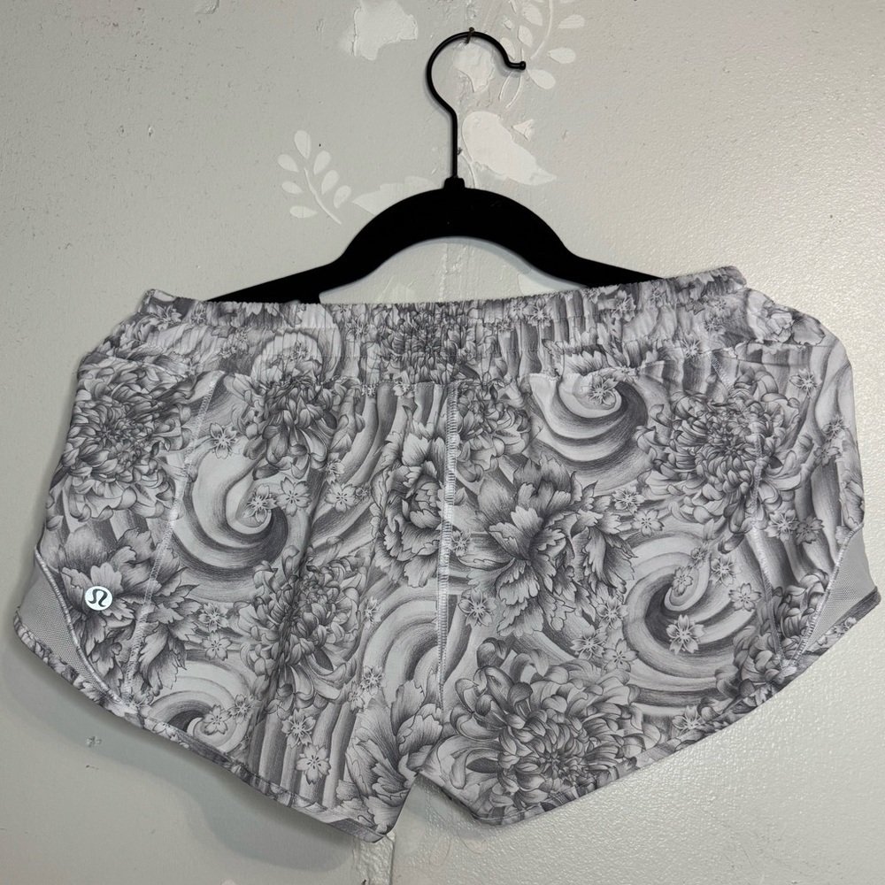 Size 4 Lululemon Floral Shorts Flowers Size Pocket Inside Pocket EUC